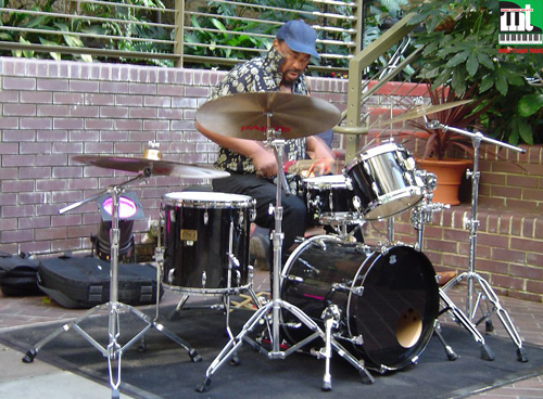 Nen-hoc-trong-dien-tu-hay-trong-jazz