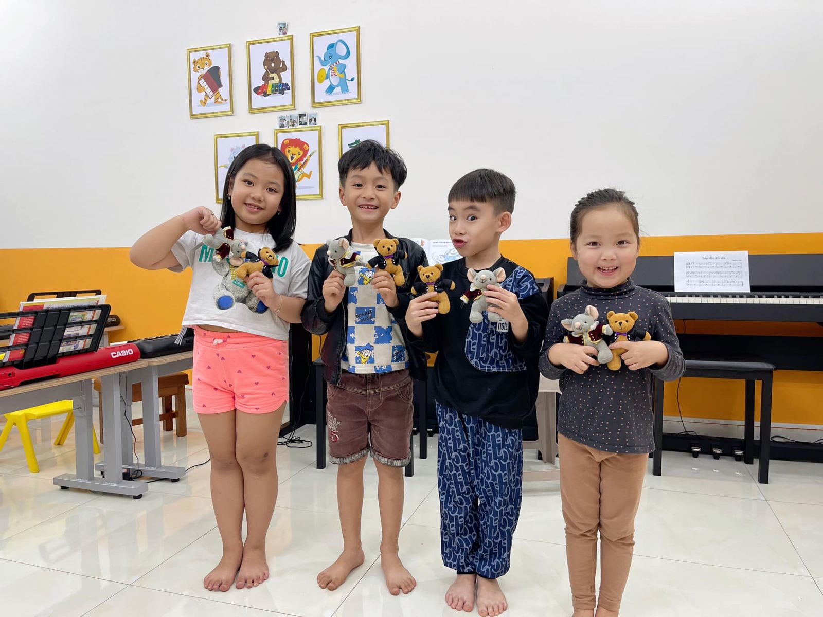 lớp piano cho bé