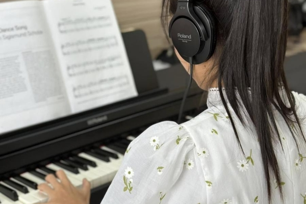 Lợi ích của việc học piano đối với trả em và người lớn
